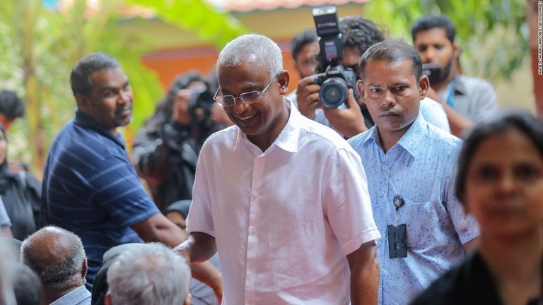 投票所に到着した野党候補のソリ氏＝２３日/AHMED SHURAU/AFP/AFP/Getty Images