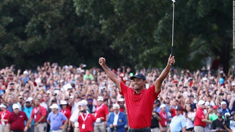 ５年ぶりの優勝を果たしたタイガー・ウッズ/Tim Bradbury/Getty Images North America/Getty Images