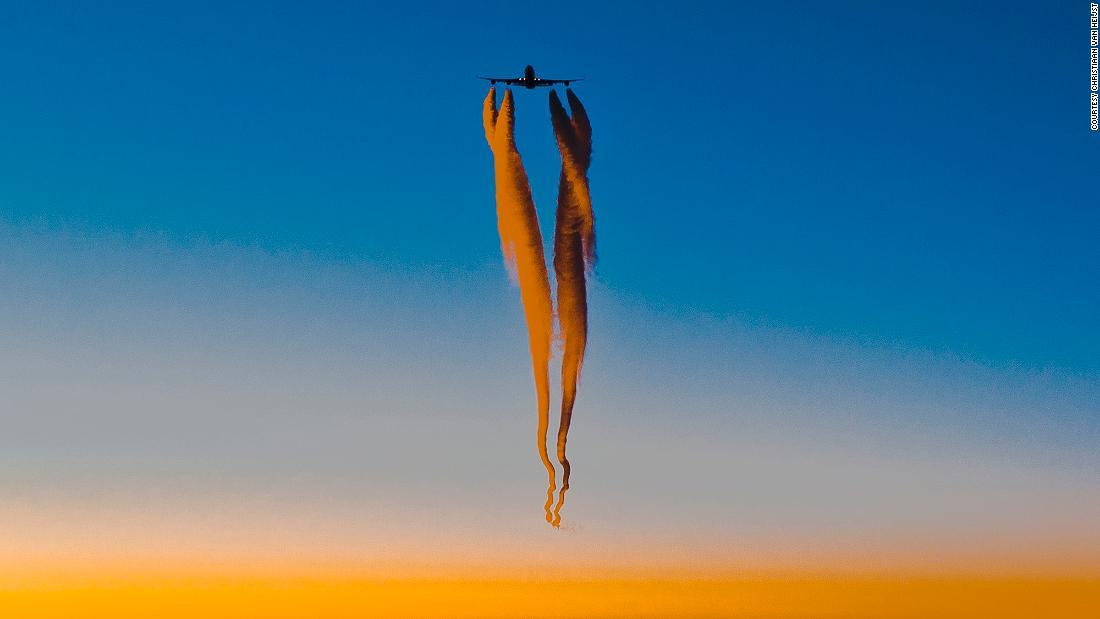 垂れ下がったように見える飛行機雲/Courtesy Christiaan van Heijst