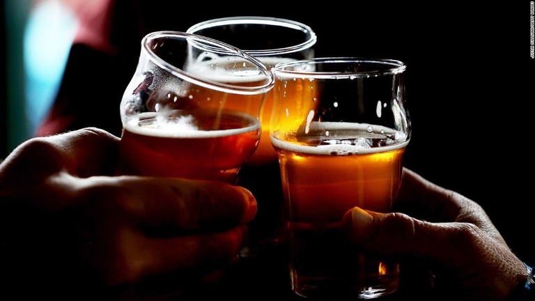 欧州で１０代の若者の飲酒が減少傾向にあるとの調査結果が出た/Justin Sullivan/Getty Images