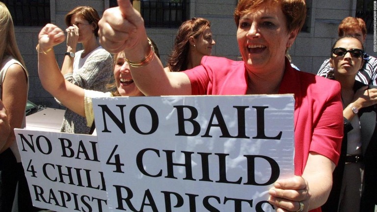 女児を強姦した犯人の保釈に反対の声を上げる人々/ANNA ZIEMINSKI/AFP/AFP/Getty Images