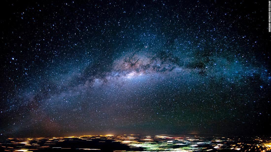 飛行中は世界から隔絶した安らぎのある孤独感に包まれるという。写真はブラジルの上空に輝く天の川/Courtesy Christiaan van Heijst