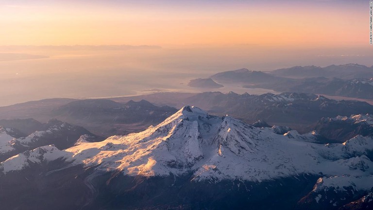 米アラスカ州のリダウト山/Courtesy Christiaan van Heijst