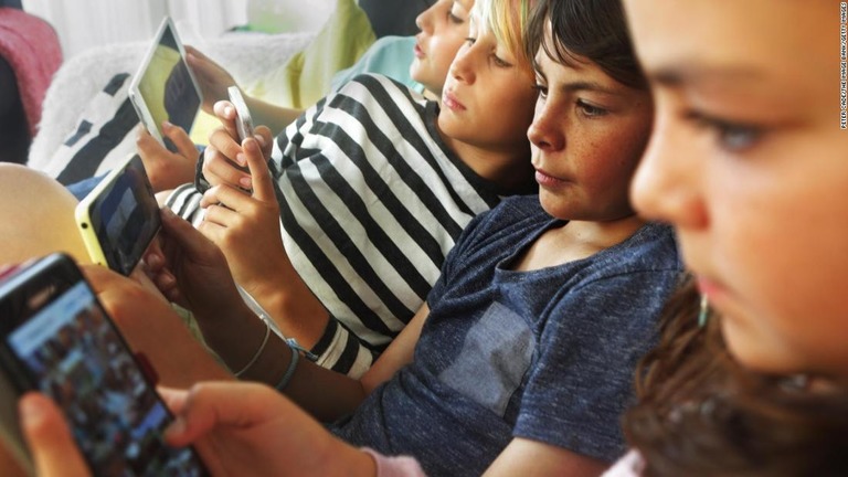 スマートフォンなどの画面に見入る時間が少ない子どもは認知力が高い傾向にあるという/Peter Cade/The Image Bank/Getty Images