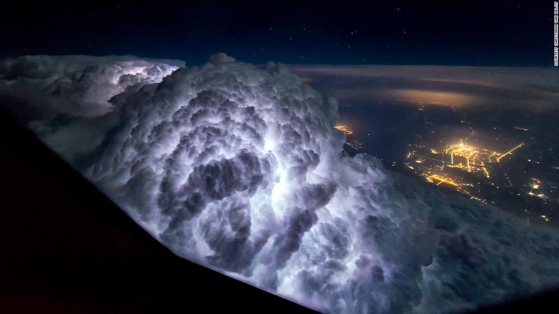 雷雨をもたらす雲をコックピットから眺める/Courtesy Christiaan van Heijst