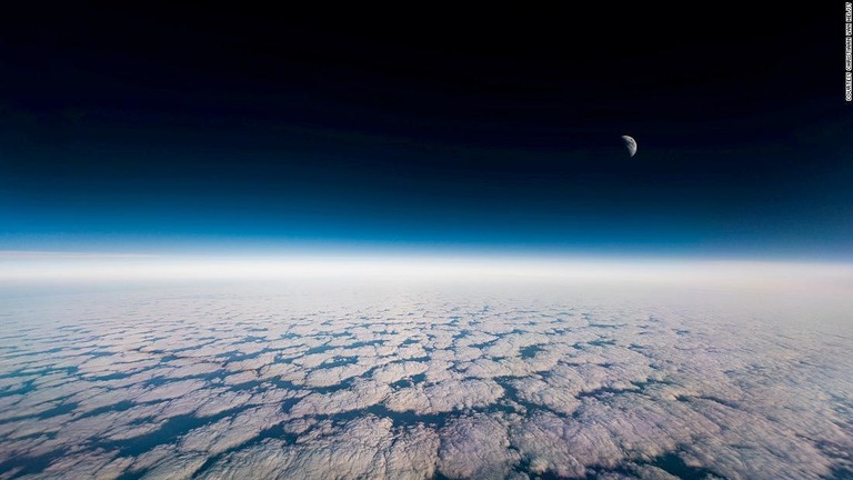 月と雲海/Courtesy Christiaan van Heijst