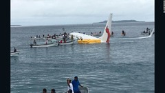 旅客機が着陸失敗、乗員乗客４７人全員救出　ミクロネシア