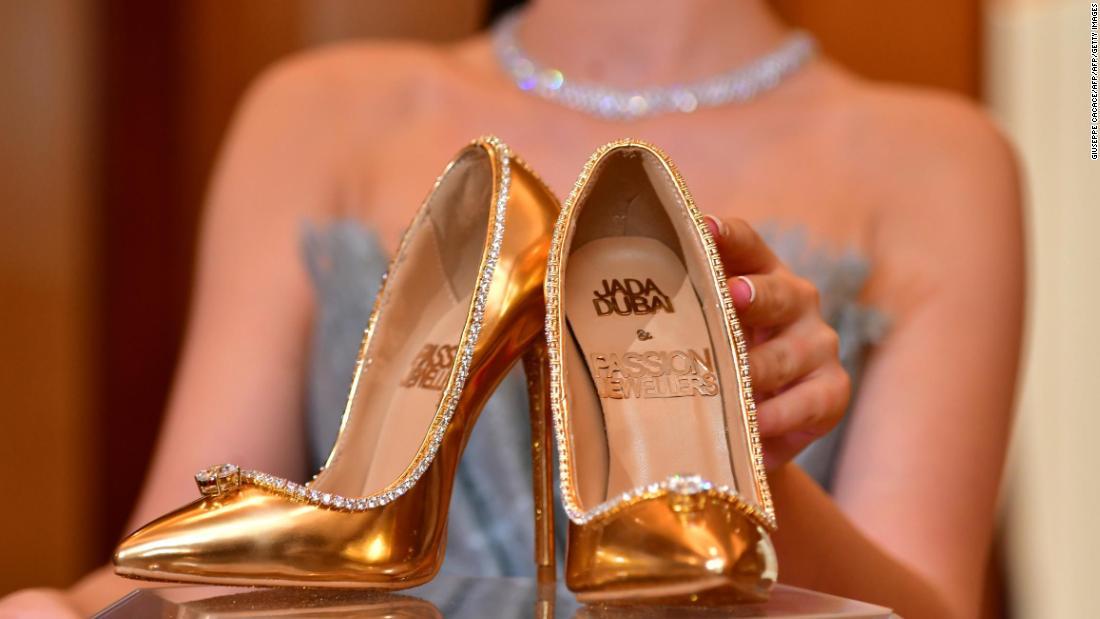 ドバイでダイヤと金をあしらった１９億円の靴が発売された/GIUSEPPE CACACE/AFP/AFP/Getty Images