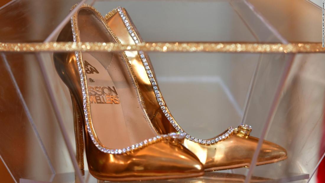 「パッション・ダイヤモンド・シューズ」と名付けられたこの靴は、ドバイのデザイナー、マリア・マジャリ氏が手掛けた/GIUSEPPE CACACE/AFP/AFP/Getty Images