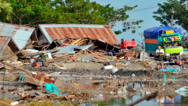 被災地に最も近い飛行場は地震で被害を受け、緊急支援の対応に支障が出ている/AP Photo