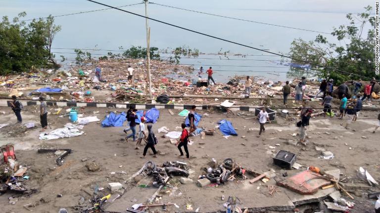 救助隊はがれきの下の被災者を探すために現地に入った＝２９日/OLA GONDRONK/AFP/AFP/Getty Images