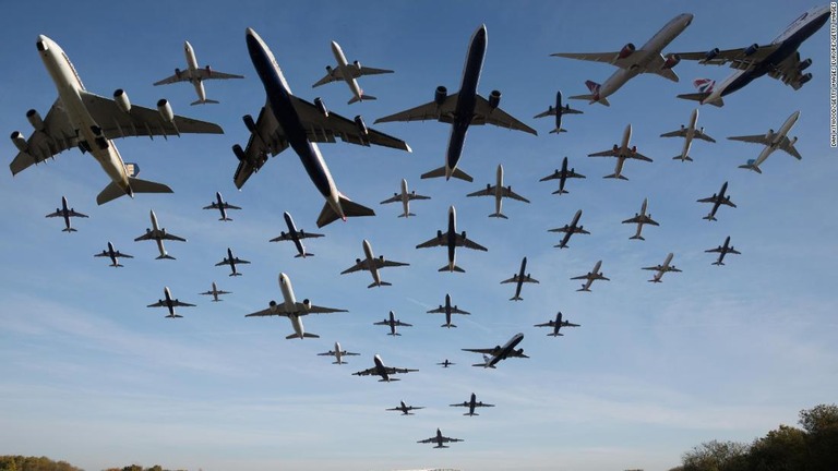 画像は２０１６年１１月２日のある１時間の間にヒースロー空港から離陸した４２機の写真を合成したもの/Dan Kitwood/Getty Images Europe/Getty Images