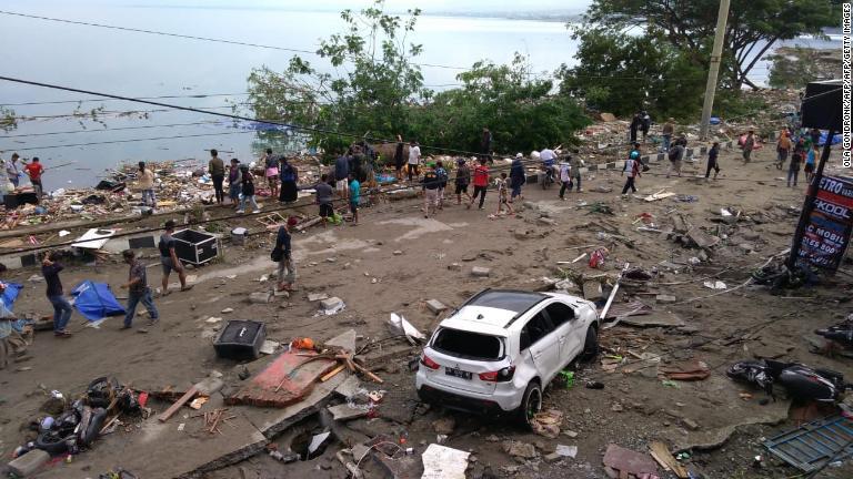 本震はマグニチュード（Ｍ）７．５を記録し、パル市やドンガラの沿岸に津波が押し寄せた/OLA GONDRONK/AFP/AFP/Getty Images