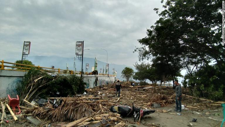 地震では建物が倒壊し、停電も発生。道路はがれきで覆われた/OLA GONDRONK/AFP/AFP/Getty Images