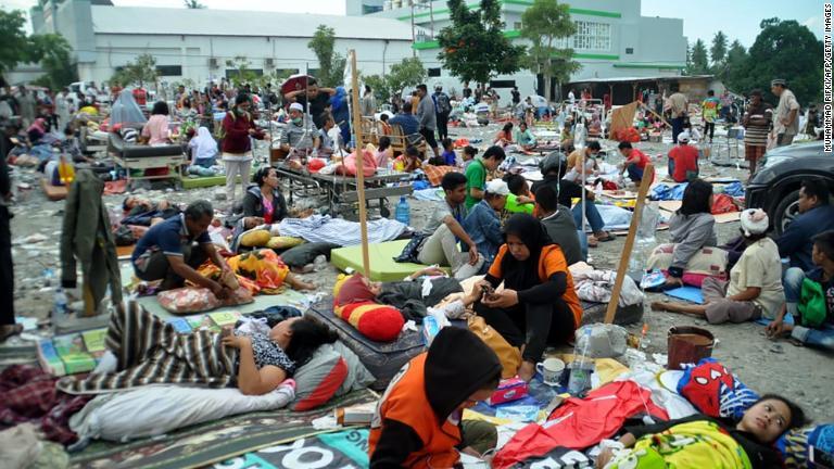 パル市の病院では屋外で医師らが治療を行う/MUHAMMAD RIFKI/AFP/Getty Images