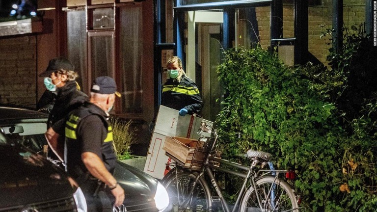 ロッテルダムで建物内の捜索を行う捜査官＝２７日/ROBIN UTRECHT/AFP/Getty Images