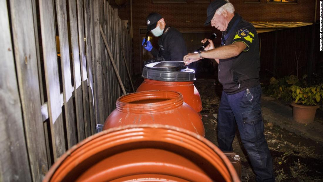 アーネムで住宅の捜索を行う警察官=27日/PIROSCHKA VAN DE WOUW/AFP/Getty Images
