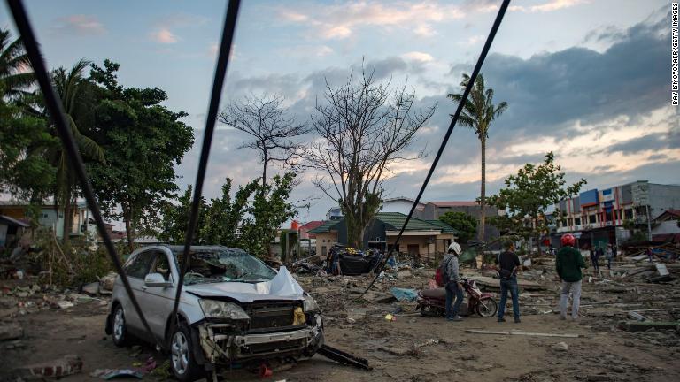 津波による被害の状況を確認する人たち＝２９日/Bay Ismoyo/AFP/Getty Images