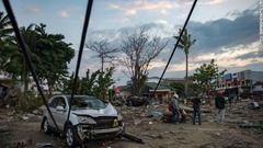 津波による被害の状況を確認する人たち＝２９日