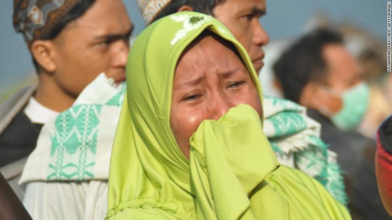 涙を流す女性＝パル市/Muhammad Rifki/AFP/Getty Images