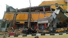 地震で壊れた建物＝スラウェシ島