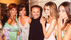 創業者のジャンニ・ヴェルサーチェ氏（中央）はスーパーモデルやハリウッドのスターと連携していた。ここではリンダ・エバンジェリスタ、クリスティー・ターリントン、クラウディア・シファー、カーラ・ブルーニとポーズを取っている＝９１年