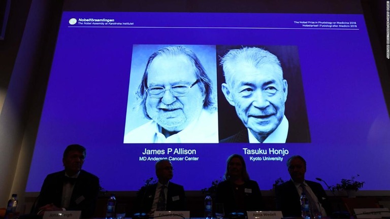 ノーベル医学生理学賞に本庶佑氏とジェームズ・アリソン博士が選ばれた/JONATHAN NACKSTRAND/AFP/Getty Images