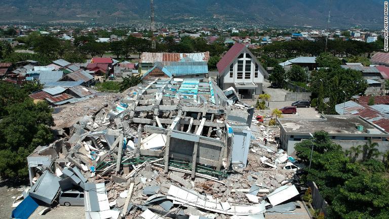 地震によって倒壊した建物＝インドネシア・パル市/Azwar/AFP/Getty Images