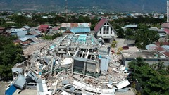 地震によって倒壊した建物＝インドネシア・パル市