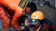 倒壊した家屋から生存者を救出する救急隊