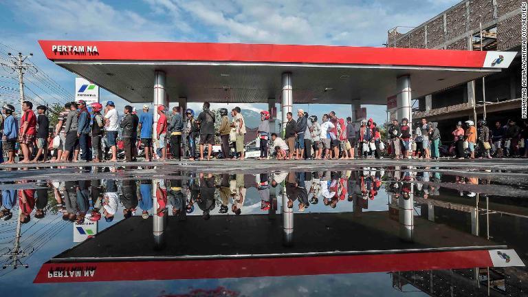 燃料を求めて列を作る人たち＝インドネシア・パル市/Muhammad Adimaja/Antara Foto/REUTERS