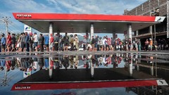 燃料を求めて列を作る人たち＝インドネシア・パル市