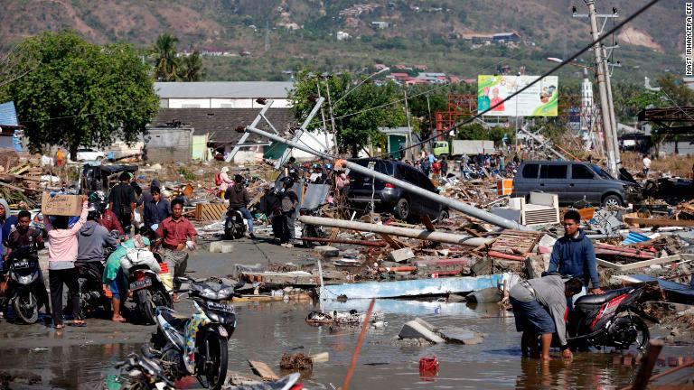 地震によって発生した津波で被害を受けたパルの街/Mast Irham/EPA-EFE