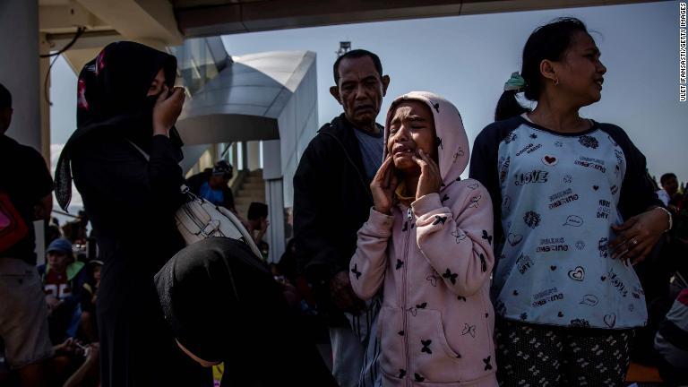 再開した空港で待機する人々。被災地から出ようと人々が殺到している/Ulet Ifansasti/Getty Images