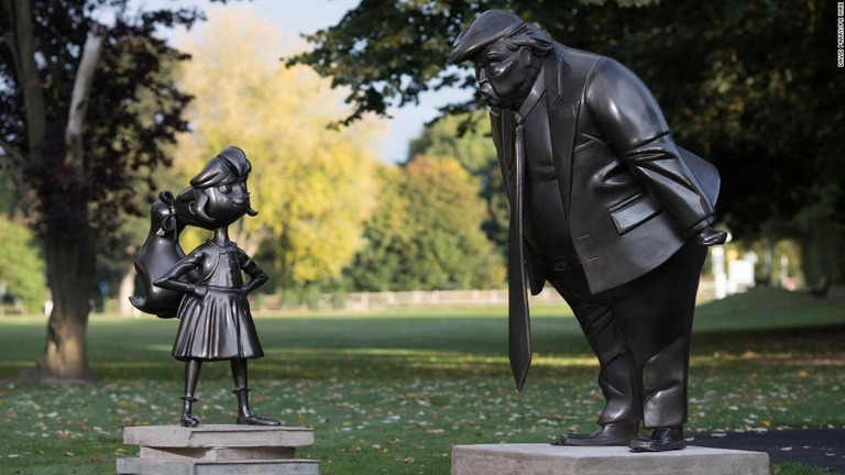 英児童文学の主人公の少女が銅像になってトランプ氏と対決/David Parry/PA Wire