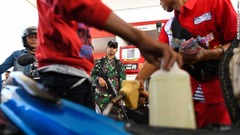ガソリンスタンドで警備にあたるインドネシア軍兵士