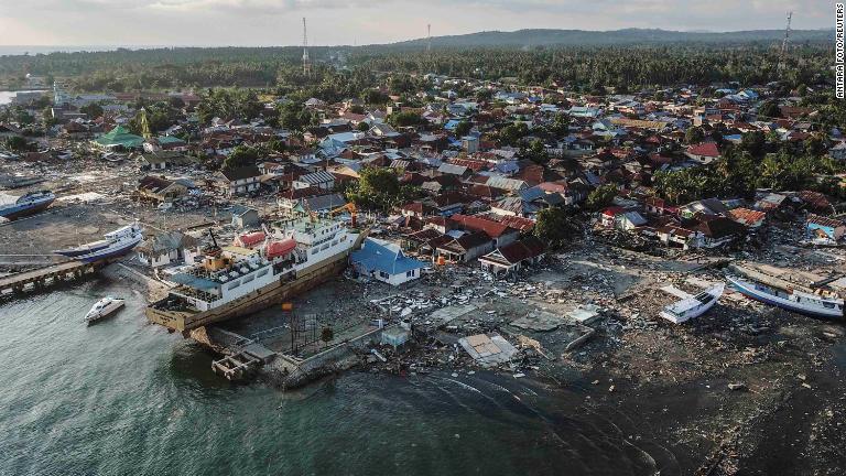 海岸に打ち上げられた船＝１日/Antara Foto/Reuters