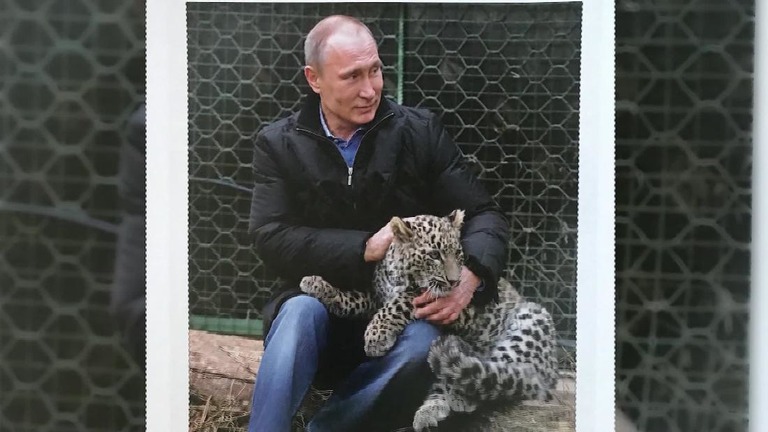 ロシアのプーチン大統領のさまざまな姿を捉えた来年のカレンダーが発売された