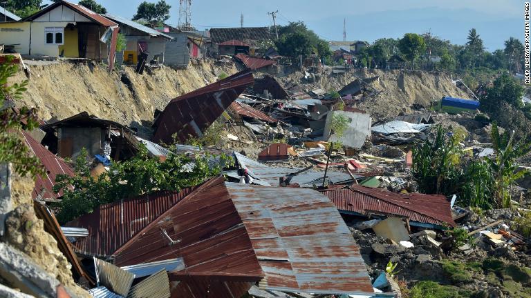 倒壊した家屋＝１日、パル市/Adek Berry/AFP/Getty Images