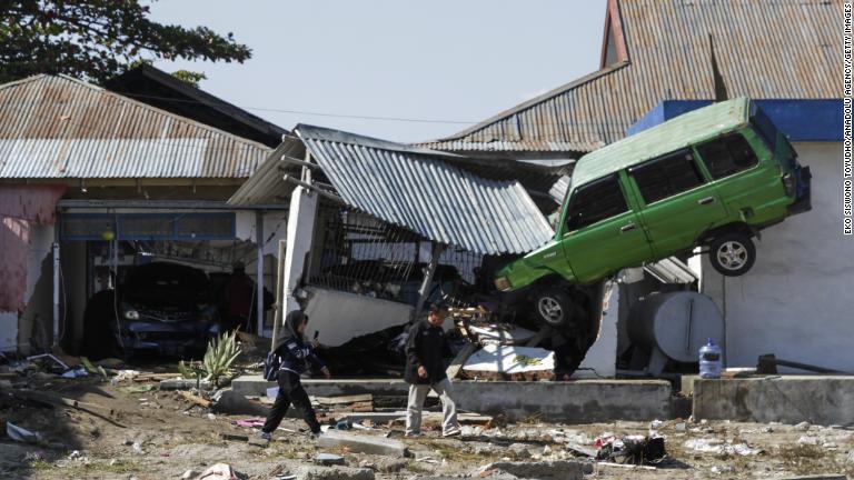 被災したビーチの横を歩く人々＝１日/Eko Siswono Toyudho/Anadolu Agency/Getty Images