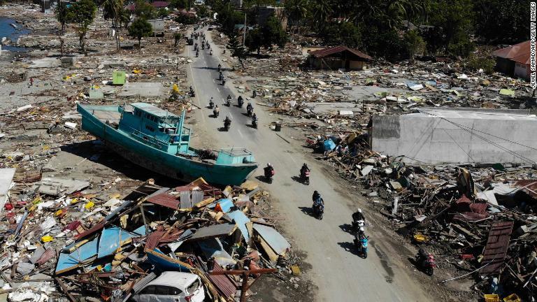 ボートやがれきを避けて移動する人々＝１日、パル市/Jewel Samad/AFP/Getty Images