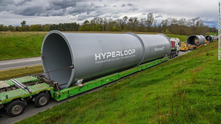 建設資材を運ぶトラック/courtesy Hyperloop Transportation Technologies