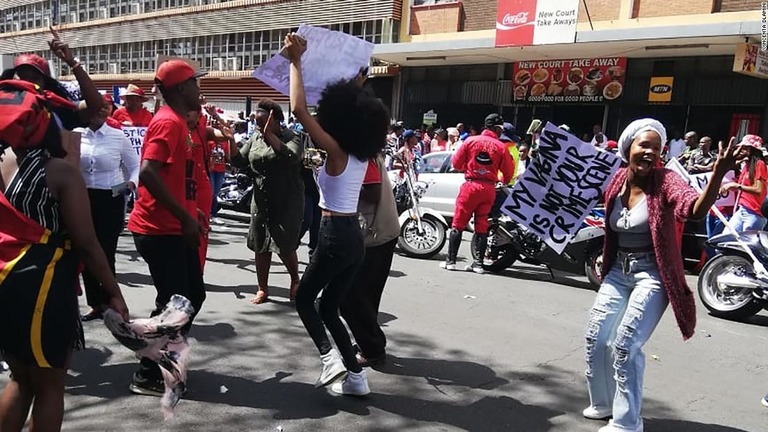 女児を狙った強姦事件に抗議し、集まった人々/Vincenta Dlamini