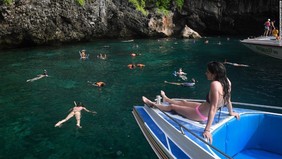 マヤ湾近くでシュノーケルを楽しむ観光客/LILLIAN SUWANRUMPHA/AFP/AFP/Getty Images