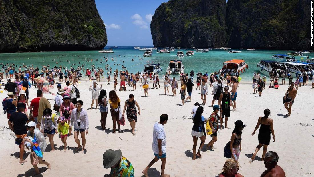 マヤ湾が閉鎖される前に多くの観光客が訪れた＝２０１８年４月/LILLIAN SUWANRUMPHA/AFP/Getty Images