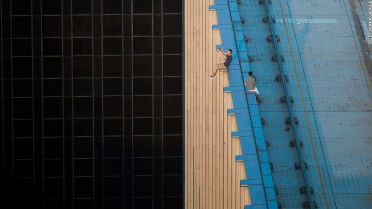 自撮り写真を撮影しようとして命を落とした人の数は世界で２５９人に上る/Romeo Gacad/AFP/Getty Images