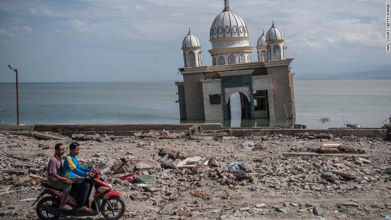水中に沈んだモスク（イスラム教礼拝所）＝２日、インドネシア・パル市/Carl Court/Getty Images