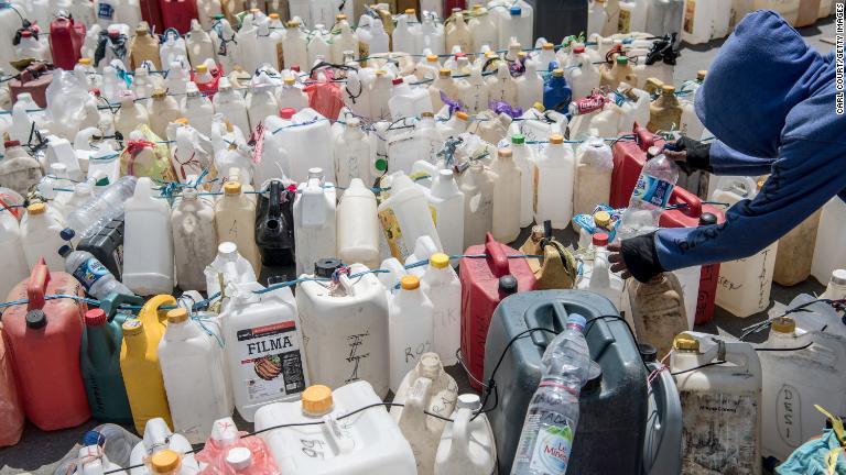 燃料を待つ空の容器が並ぶ＝３日、インドネシア・パル市/Carl Court/Getty Images