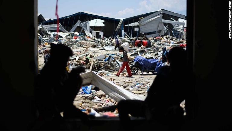 使えるものがないか、がれきの中を探す人/Jewel Samad/AFP/Getty Images