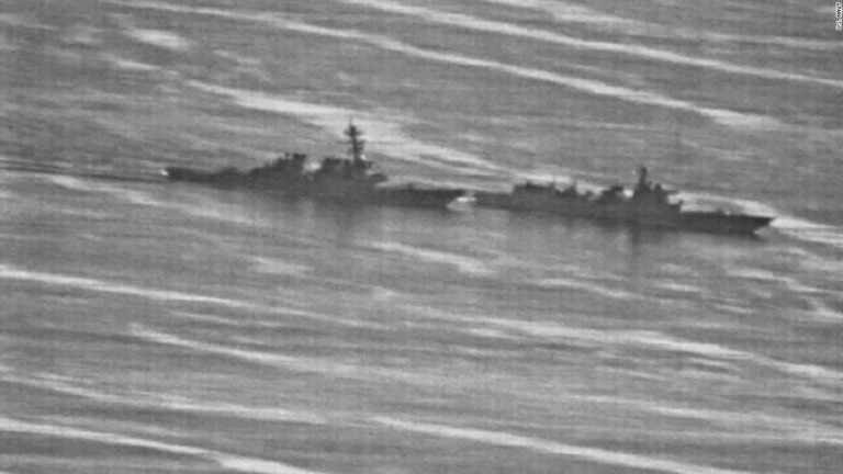 南シナ海で米駆逐艦に異常接近する中国軍の艦船の写真が公開された/U.S. Navy